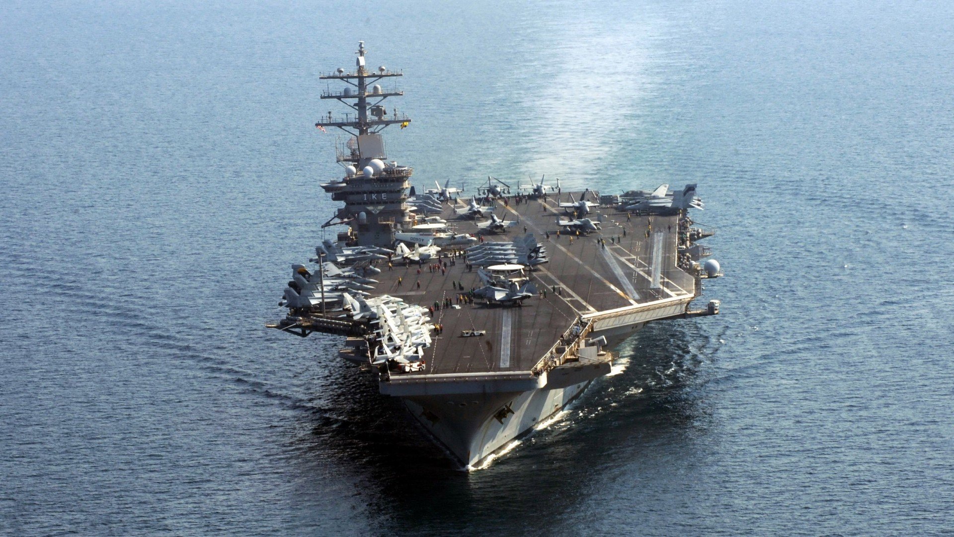 _比赛氛围火热：现场欢呼声经久不息_，比赛现场气氛活跃