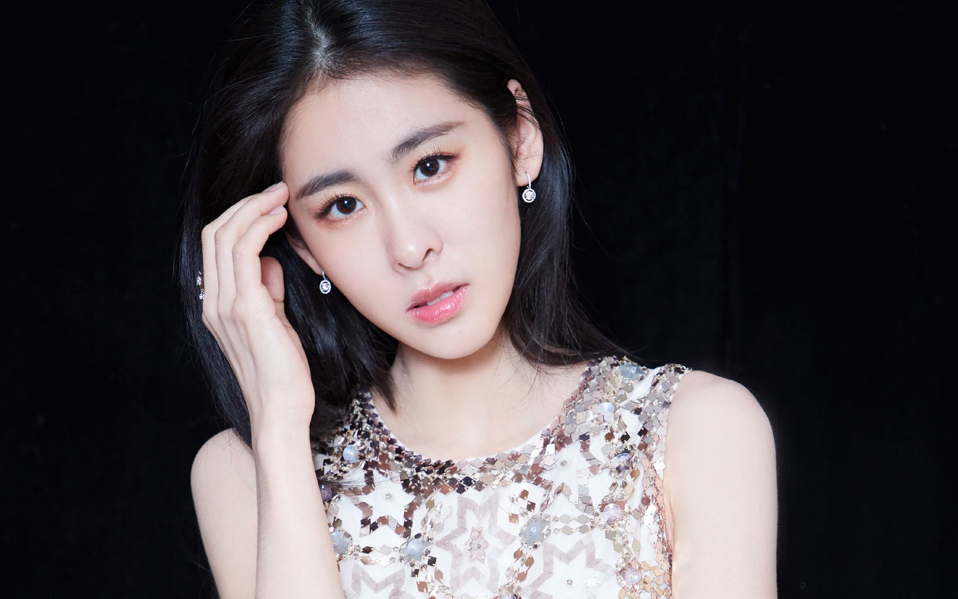 “篮球+健康”公益项目在全国各地同步推动，增强青少年体魄，公益篮球的宣传语