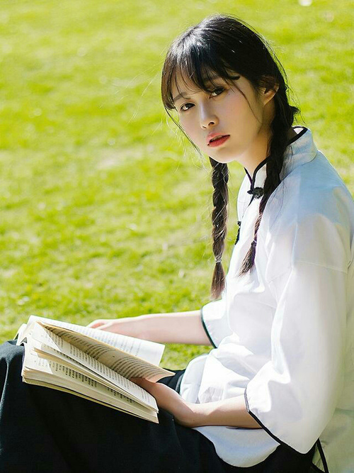 全球篮球赛中发生激烈争夺,胜负悬念,篮球争夺战